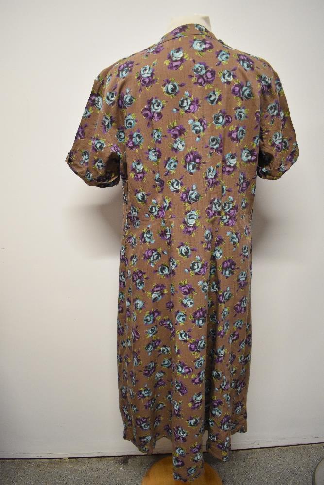 A 1940s slub cotton or cotton blend day dress, having heather coloured ground with bright blue and - Image 6 of 8