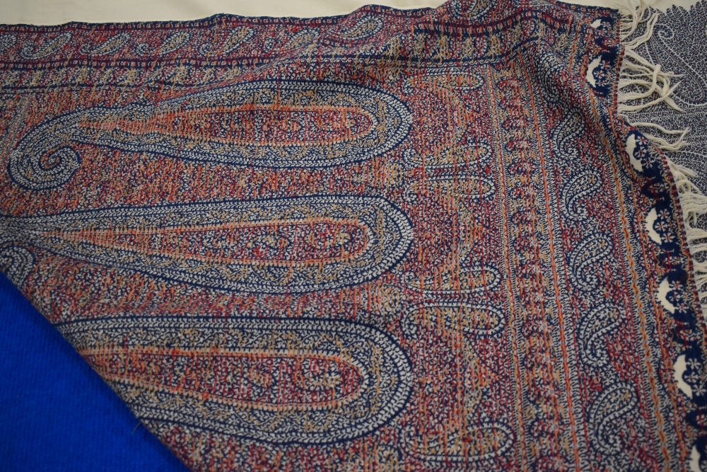 A mid Victorian woven Paisley Kirking crinoline shawl, with cream ground and blue, red and ochre - Image 7 of 10