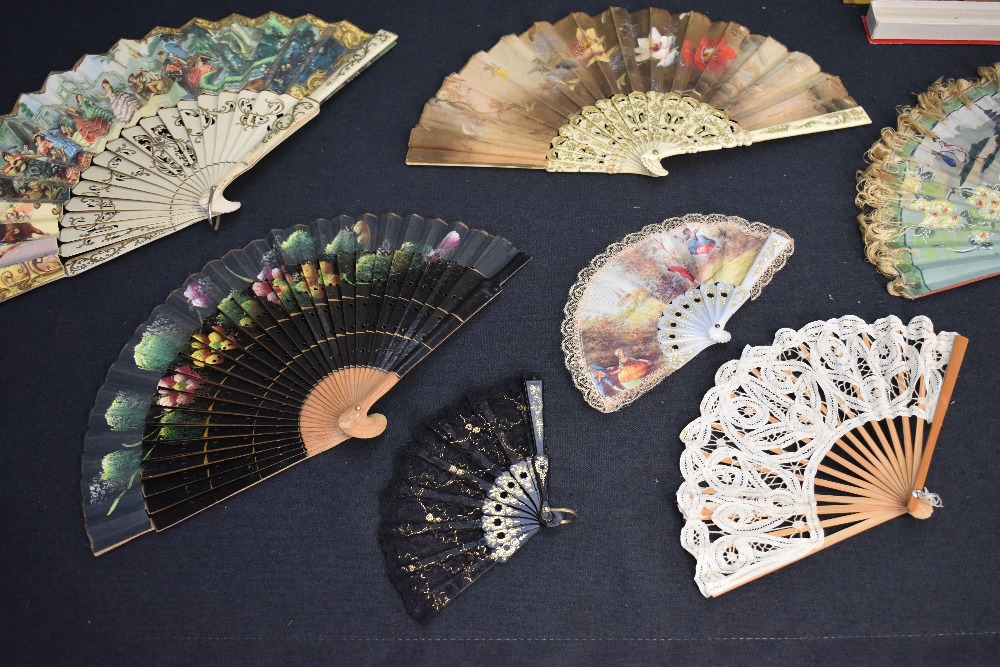 Seven fans, including painted wooden ribbed fan with Flamenco scenes, bone ribbed late 19th - Bild 2 aus 8