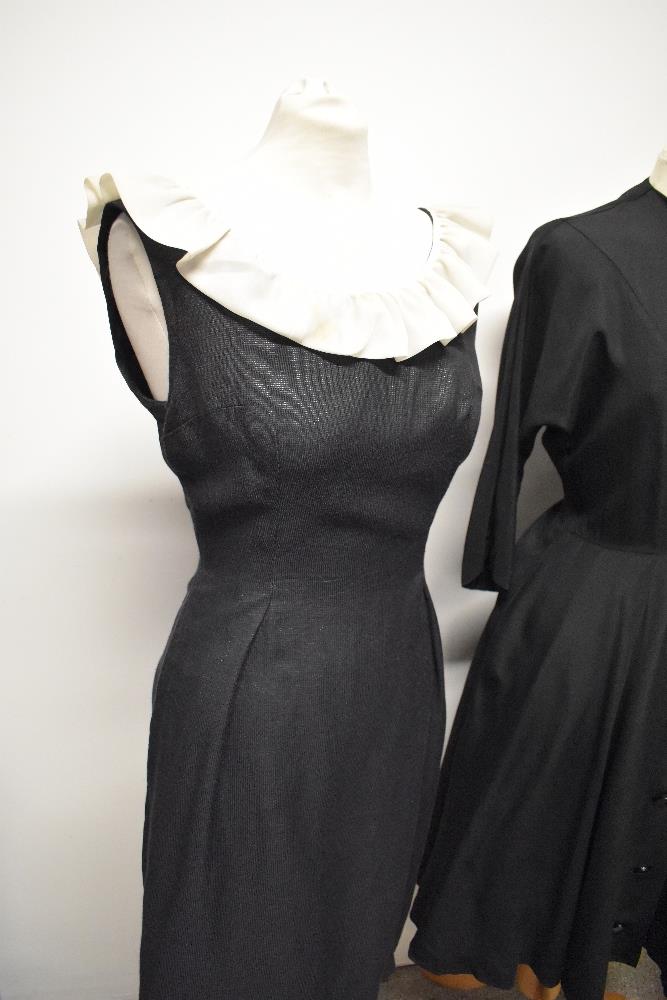 A 1950s charcoal grey with metallic thread day dress, having ruffled white collar, a 1940s/50s black - Bild 4 aus 9