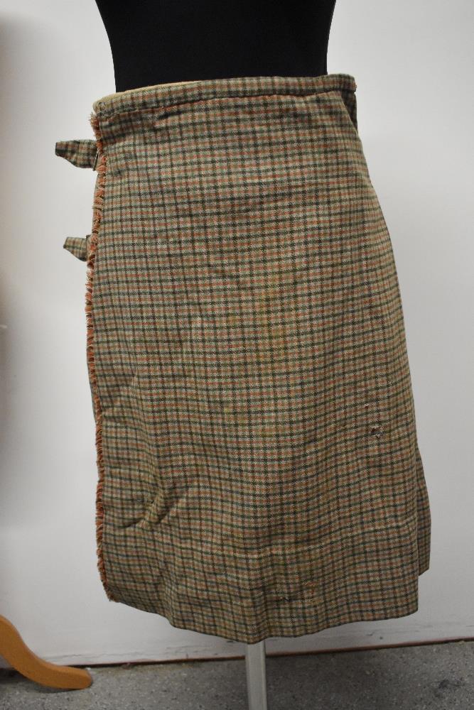 An antique kilt, some repair and nips in places, partially lined in a natural calico fabric. - Image 5 of 10