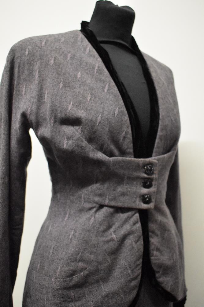 A beautifully tailored deep heather coloured textured wool 1940s skirt suit, having black velvet - Image 5 of 11