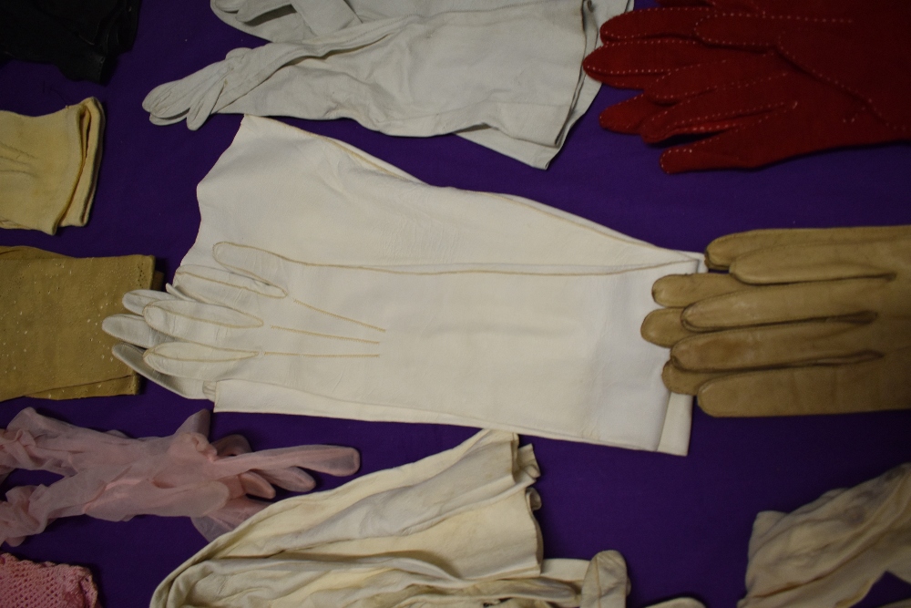 A large collection of vintage underwear and nightwear, including nylon slips, petticoats, knickers - Image 7 of 7