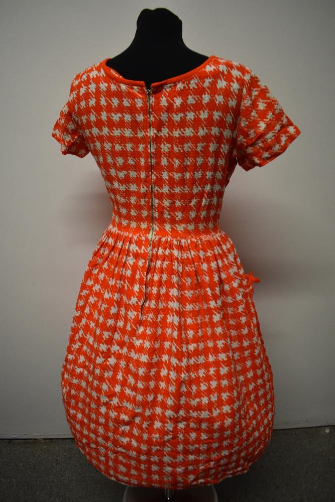 A textured medium weight cotton 1950s day dress, having orange and white dog tooth pattern, patch - Image 6 of 6