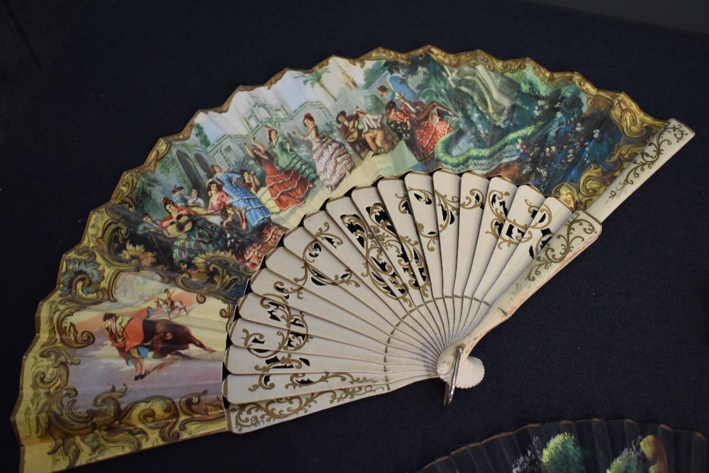 Seven fans, including painted wooden ribbed fan with Flamenco scenes, bone ribbed late 19th - Bild 3 aus 8