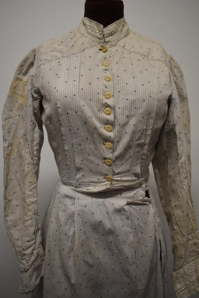 An early 20th century cotton chore dress, having print of blue stripes and circles, Broderie Anglais - Image 3 of 17