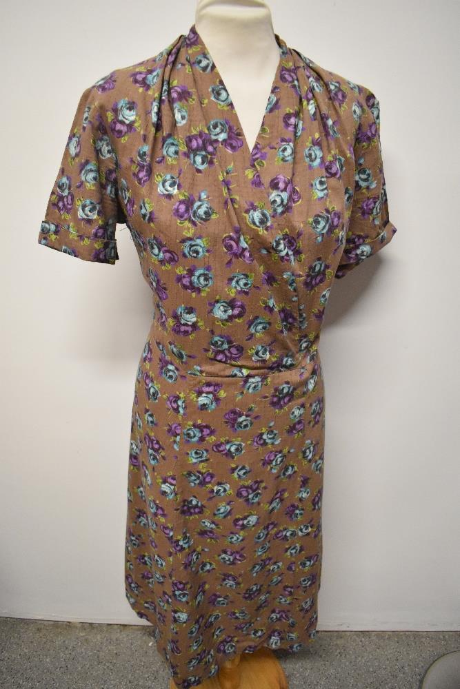 A 1940s slub cotton or cotton blend day dress, having heather coloured ground with bright blue and - Image 5 of 8