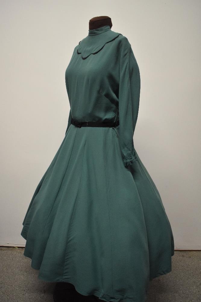 A 1950s green day dress, having black scalloped detail to bodice, high collar, long sleeves, full - Image 5 of 7