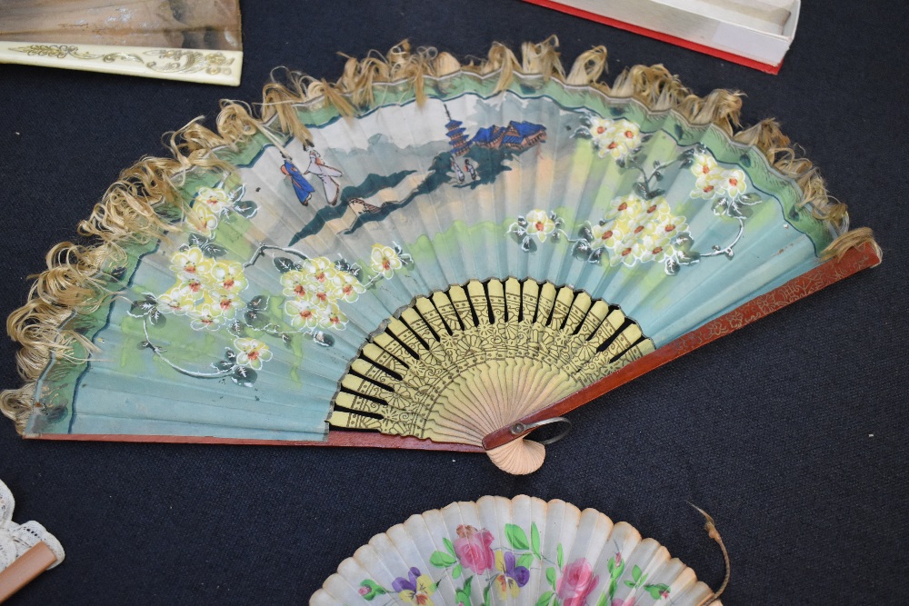 Seven fans, including painted wooden ribbed fan with Flamenco scenes, bone ribbed late 19th - Bild 6 aus 8