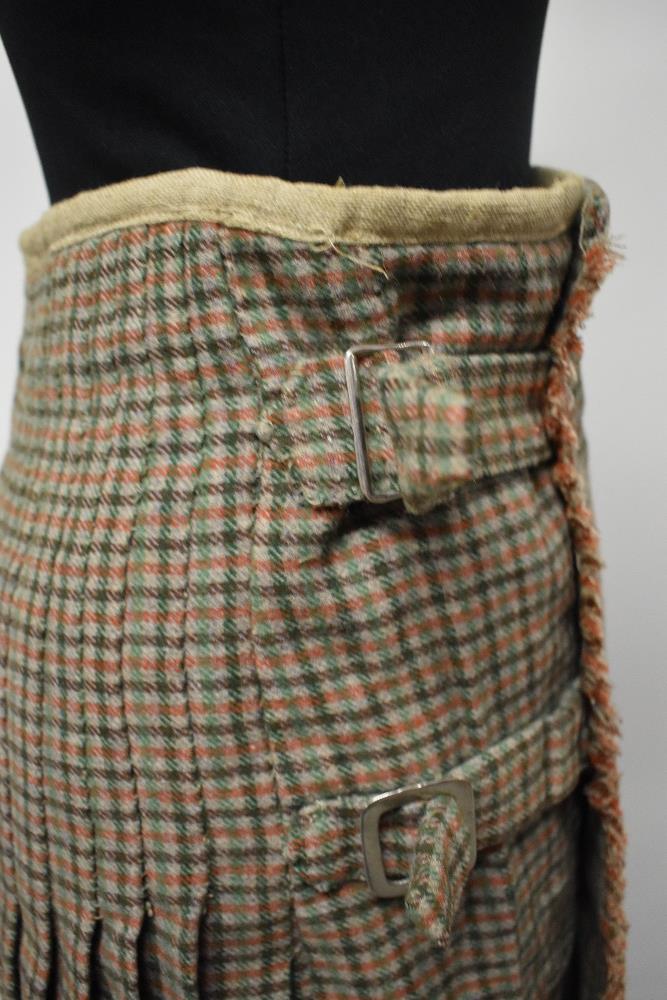 An antique kilt, some repair and nips in places, partially lined in a natural calico fabric. - Image 4 of 10