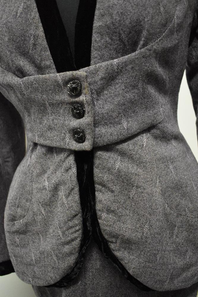 A beautifully tailored deep heather coloured textured wool 1940s skirt suit, having black velvet - Image 9 of 11