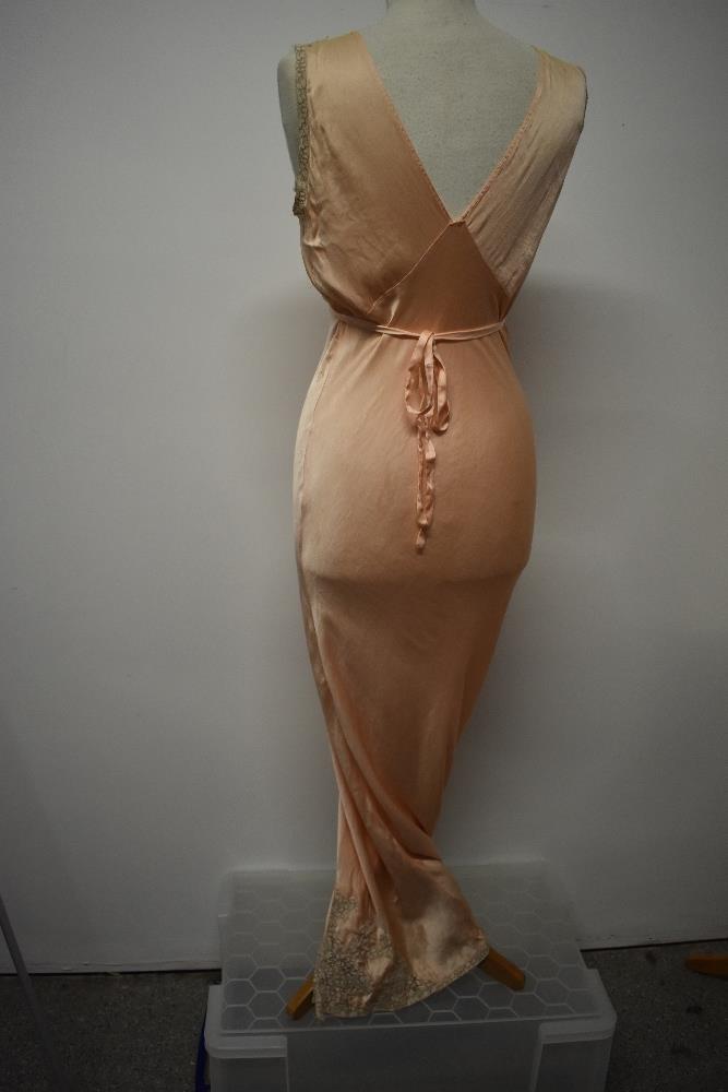 An Art Deco pale pink bias cut nightdress, having beautiful lace to bodice and hem, tie fastening to - Bild 11 aus 14