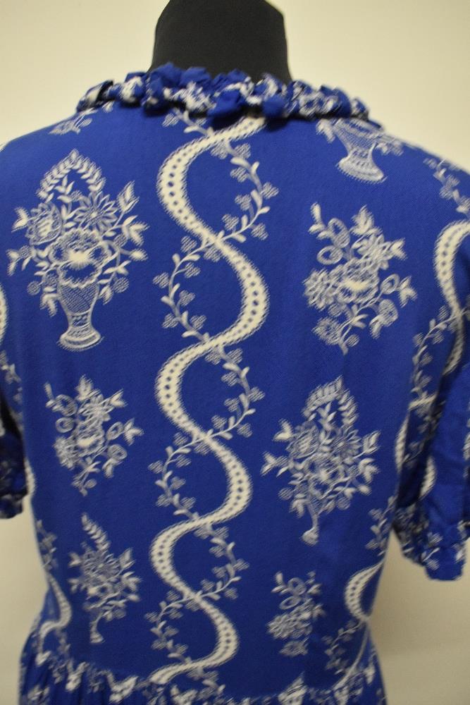 A Royal blue 1940s cotton day dress, having cheerful pattern of baskets of flowers, side metal zip - Bild 7 aus 7