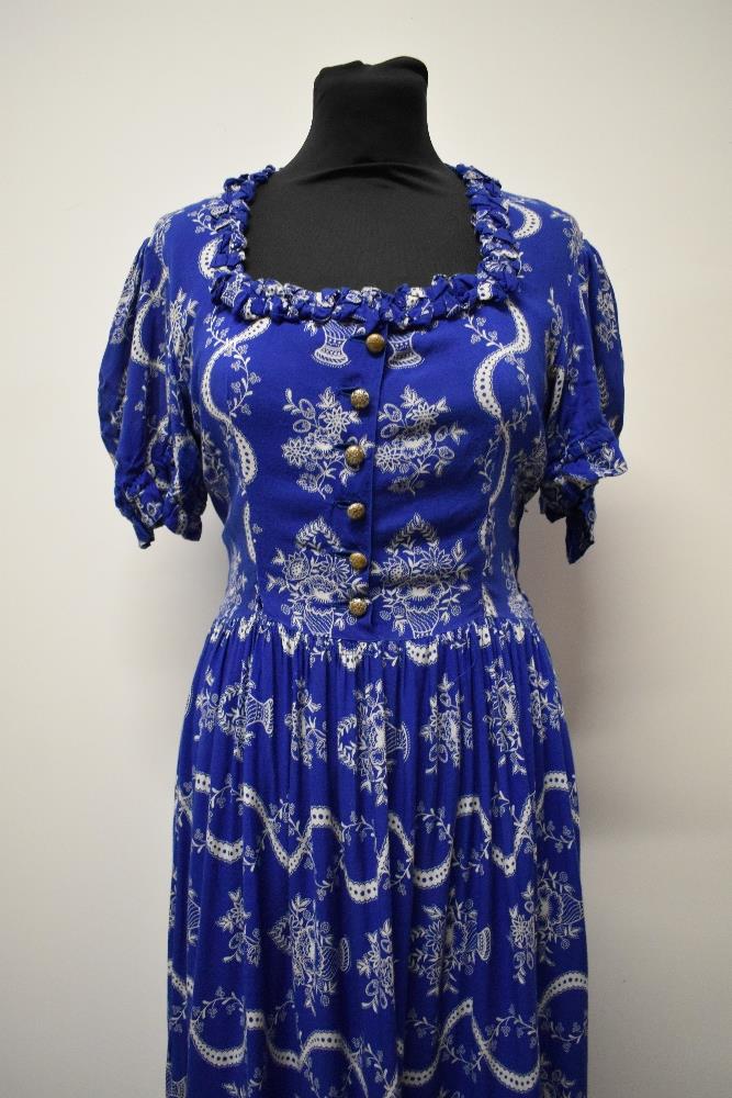 A Royal blue 1940s cotton day dress, having cheerful pattern of baskets of flowers, side metal zip - Bild 2 aus 7