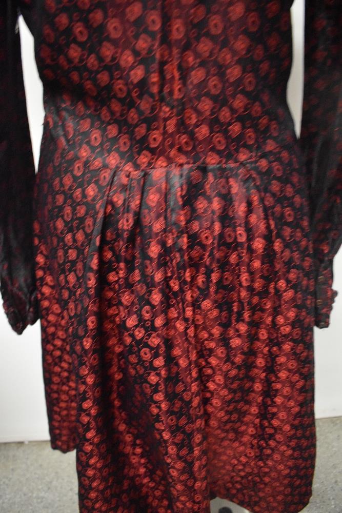 A 1940s red and black satin dirndl style dress, having buttons to front and side metal zip. - Bild 6 aus 6