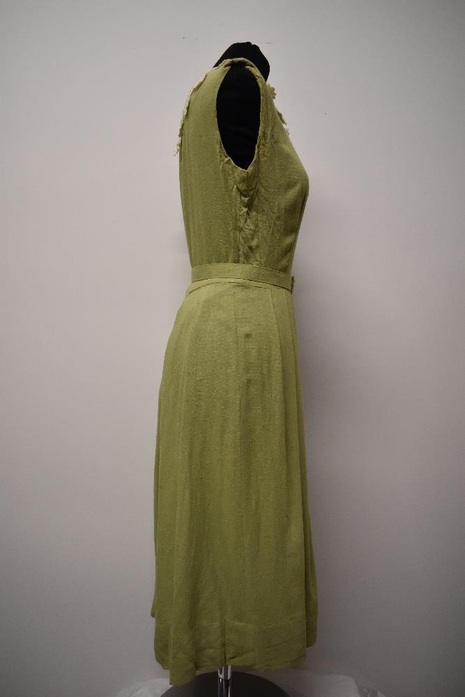 An early 1950s pistachio green slub linen or linen blend day dress, having pleated skirt, boat - Image 6 of 8