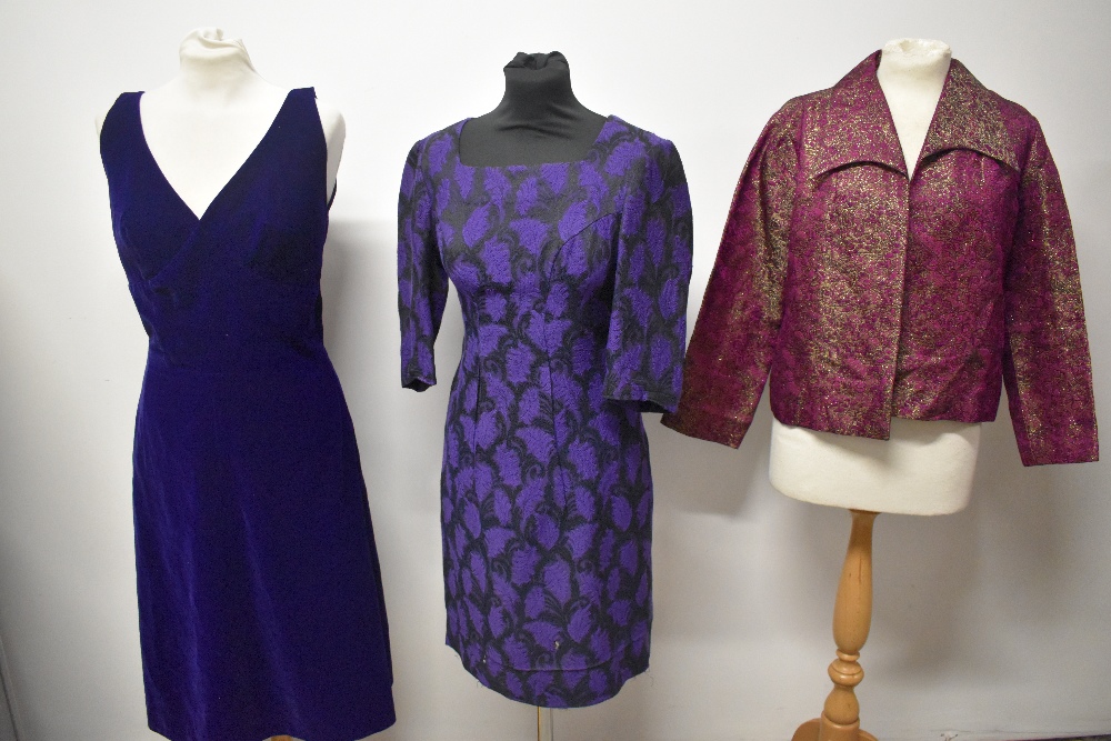 Two purple 1960s dresses and a cerise and gold jacket, having Art Deco styling. - Bild 4 aus 4