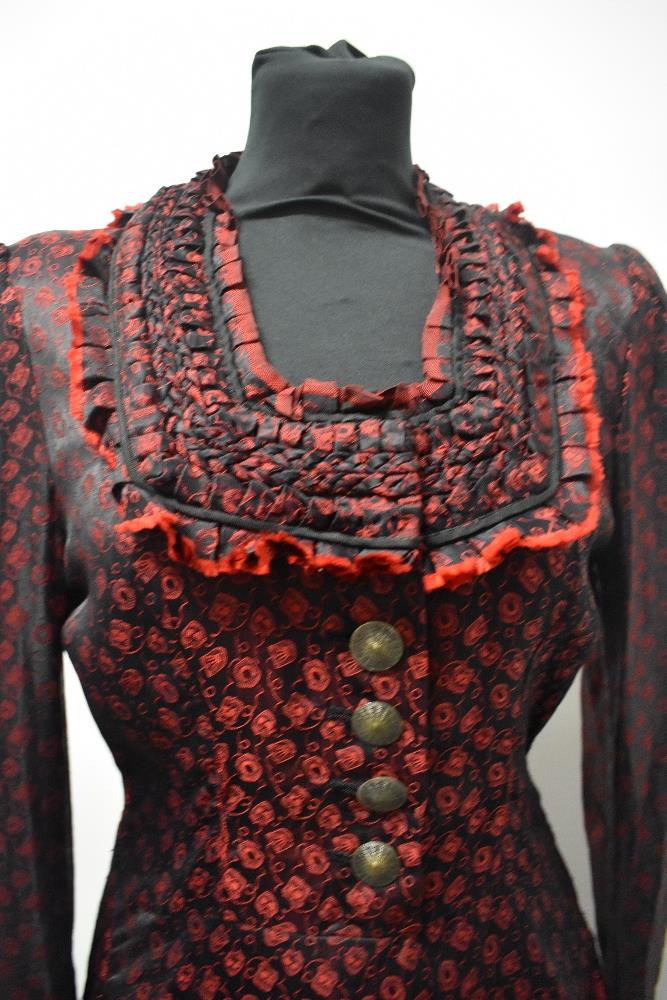 A 1940s red and black satin dirndl style dress, having buttons to front and side metal zip. - Bild 4 aus 6