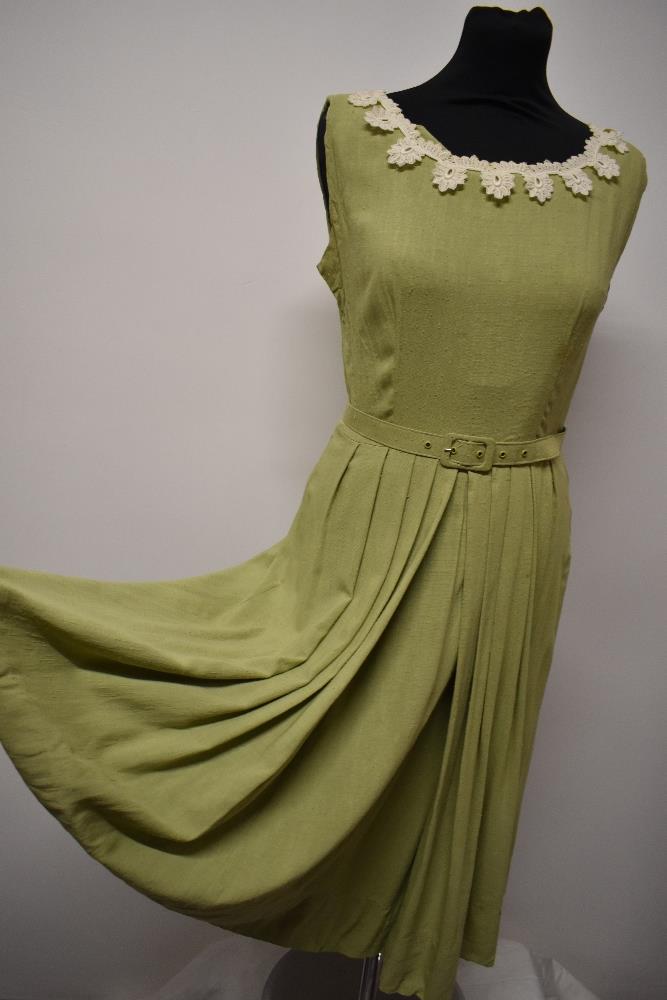 An early 1950s pistachio green slub linen or linen blend day dress, having pleated skirt, boat - Image 3 of 8