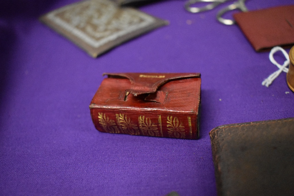 A selection of vintage and antique sewing items, including circa 1860's boxwood tape measure, Mother - Image 10 of 12