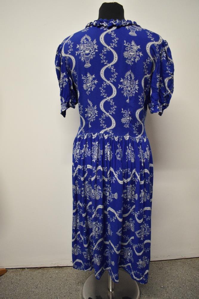 A Royal blue 1940s cotton day dress, having cheerful pattern of baskets of flowers, side metal zip - Bild 5 aus 7