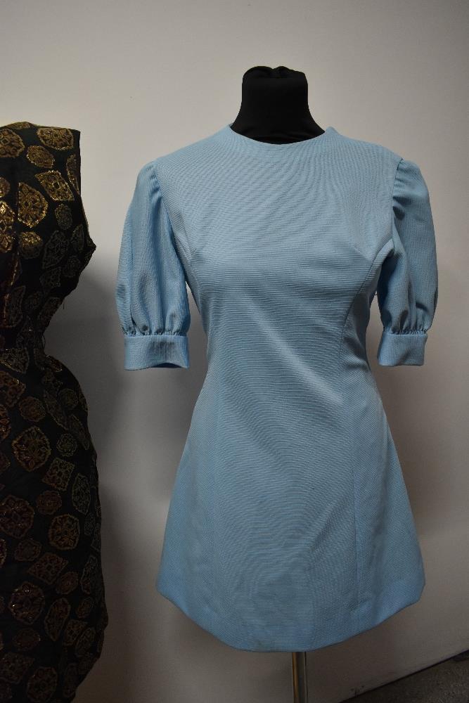 Three 1960s dresses, including two with metallic thread accents and baby blue mini dress with puff - Bild 4 aus 6