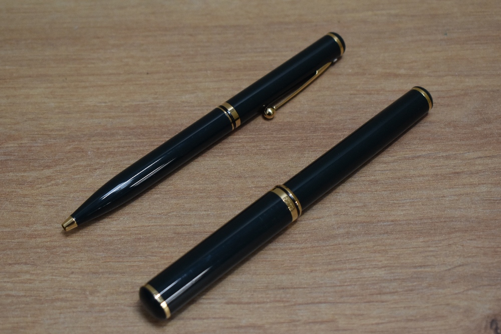 A Sheaffer Connoisseur aerometric fill fountain pen and ballpoint set in ivy green, the fountain pen