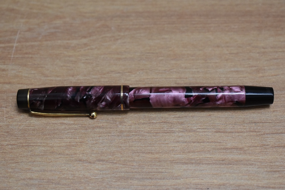 A De La Rue Onoto the Pen 5601/B8 plunger fill fountain pen in rose marble with one narrow band to - Image 3 of 3