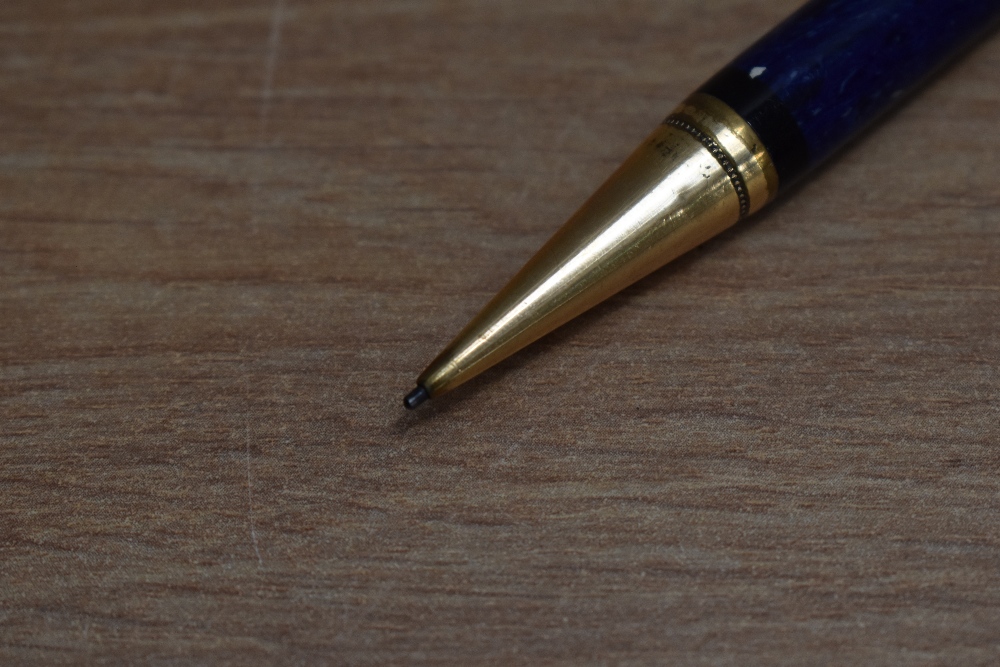 An early Parker Duofold propelling pencil in lapis lazuli blue with white flecks. Clip is rubbed - Image 2 of 2