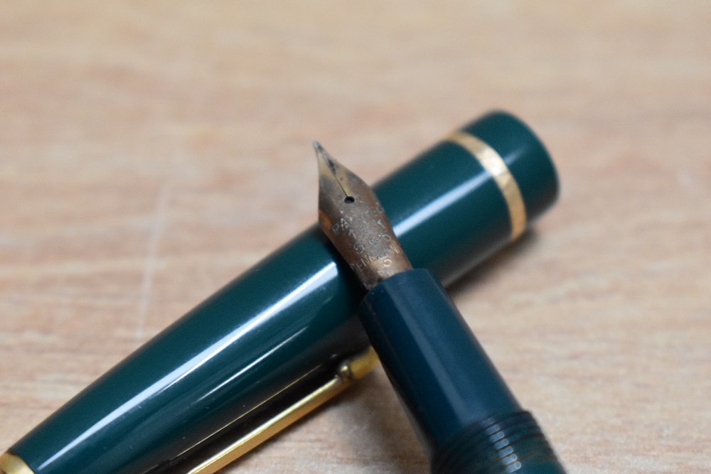 A Parker Slimfold aero fill fountain pen in green with narrow decorative band to the cap having - Image 2 of 3