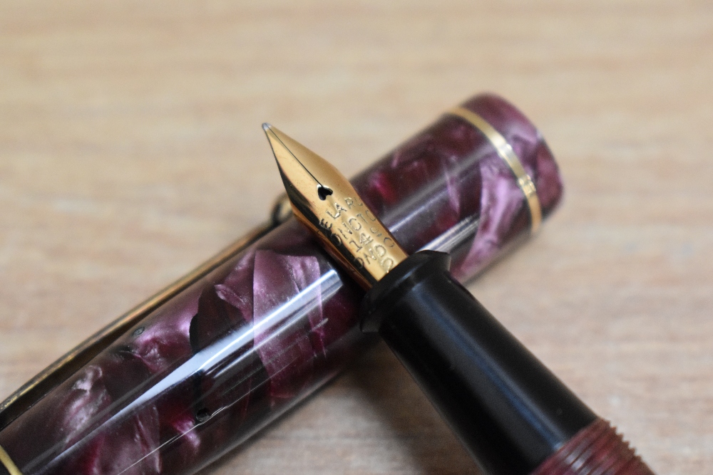 A De La Rue Onoto the Pen 5601/B8 plunger fill fountain pen in rose marble with one narrow band to - Image 2 of 3