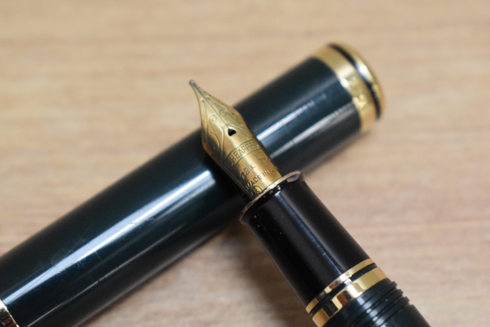 A Sheaffer Connoisseur aerometric fill fountain pen and ballpoint set in ivy green, the fountain pen - Image 3 of 3