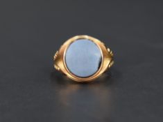 A gent's Victorian 15ct rose gold signet ring having chalcedony circular panel, size R & approx 9.