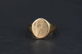 A gent's 9ct gold signet ring having engraved decoration, size S & approx 6.2g