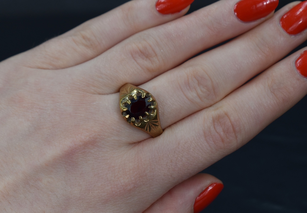 A gent's 9ct gold signet ring having a gypsy set oval garnet, size S & 5.8g - Image 3 of 3