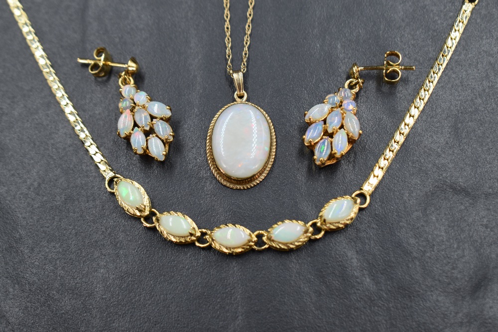 An Oval opal pendant in a 9ct gold collared mount on a 9ct gold chain, approx 18' & 2.7g with a - Bild 2 aus 2