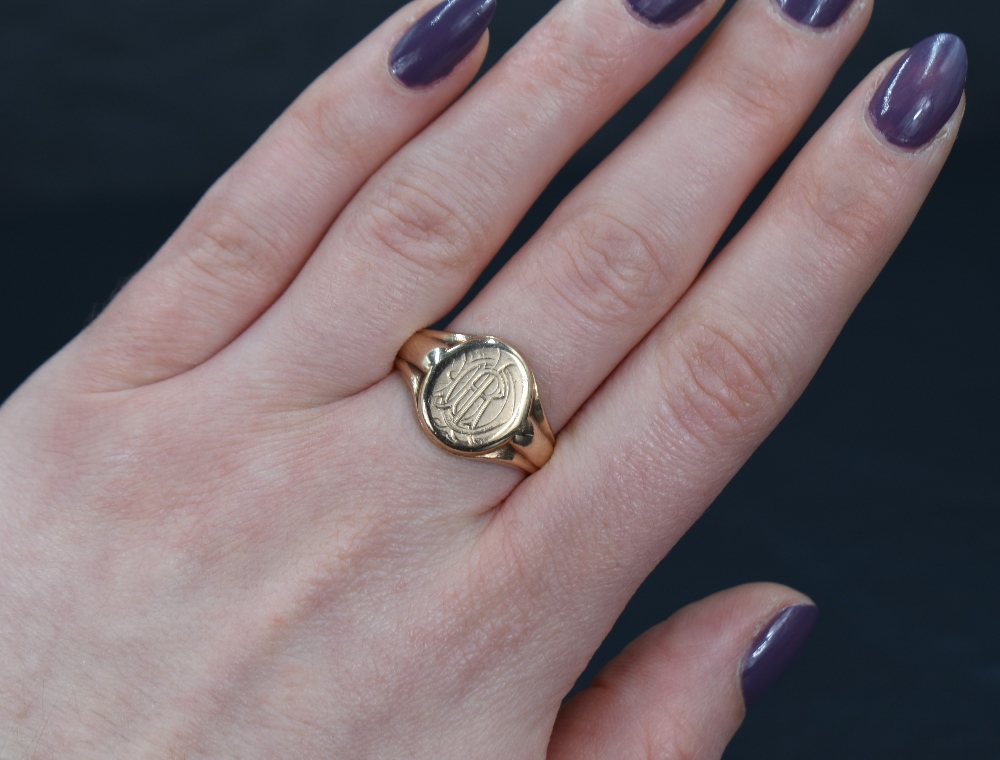 A 9ct gold signet ring, having a monogram engraved to the oval face with tapering shoulders, ring - Image 3 of 3