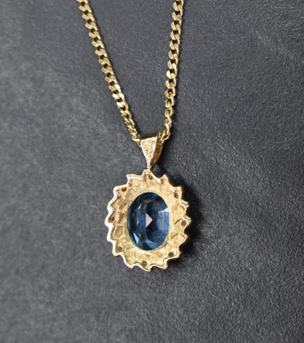 A blue gemstone (possibly blue topaz) and diamond 9ct gold cluster pendant, the oval cut blue - Bild 2 aus 2