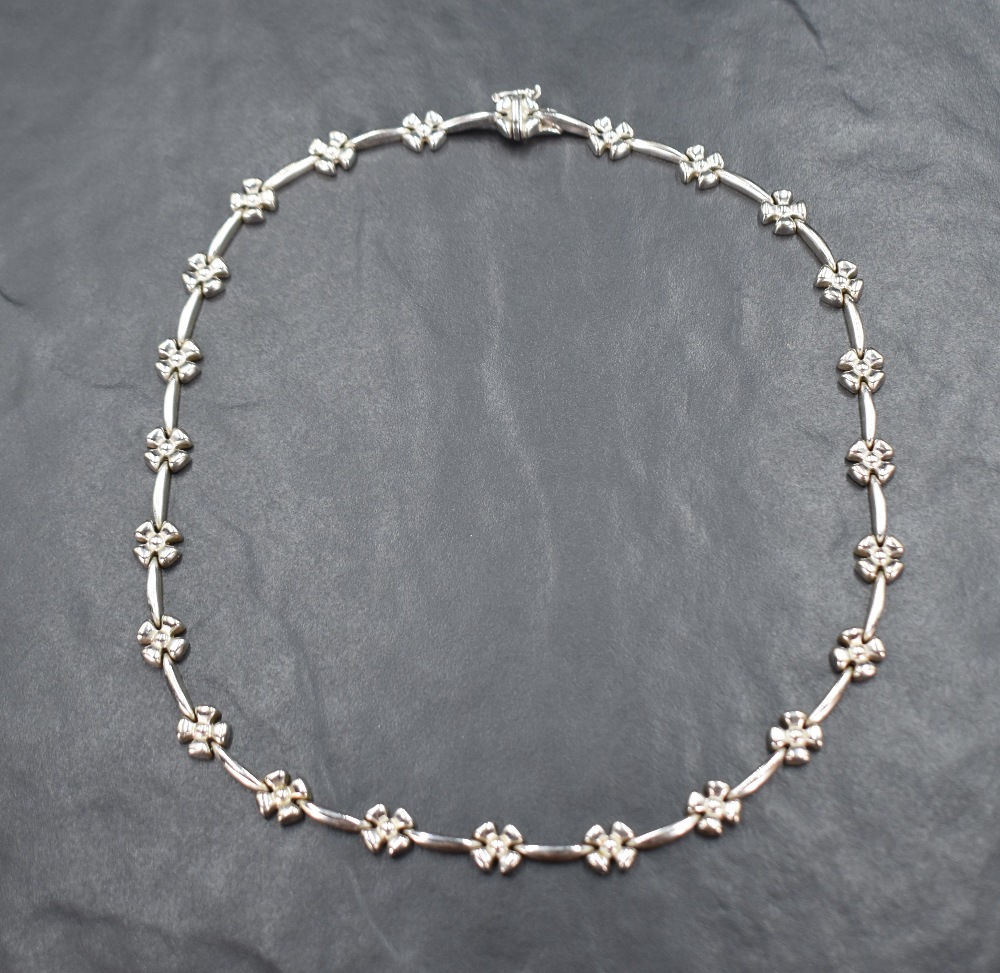 A 9ct white gold necklace having moulded flower and bar links, approx 16' & 19g