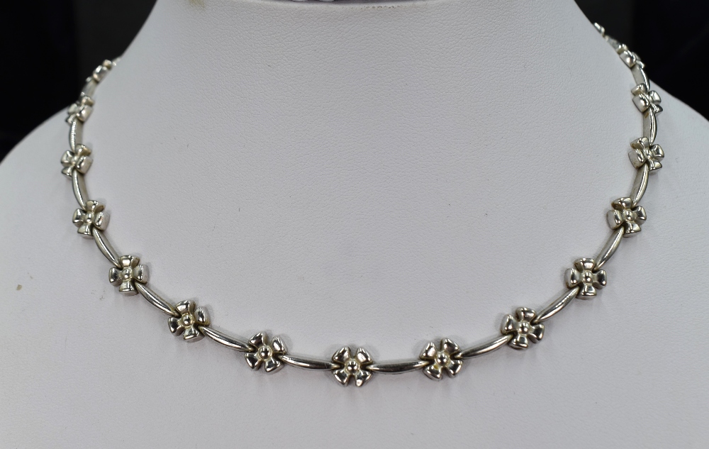 A 9ct white gold necklace having moulded flower and bar links, approx 16' & 19g - Image 2 of 2