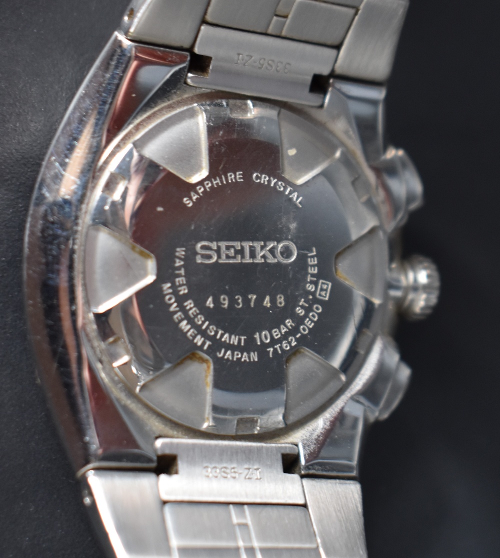 A gentlemen's Seiko wristwatch, the black dial with baton five minute markers, date aperture and - Image 2 of 4