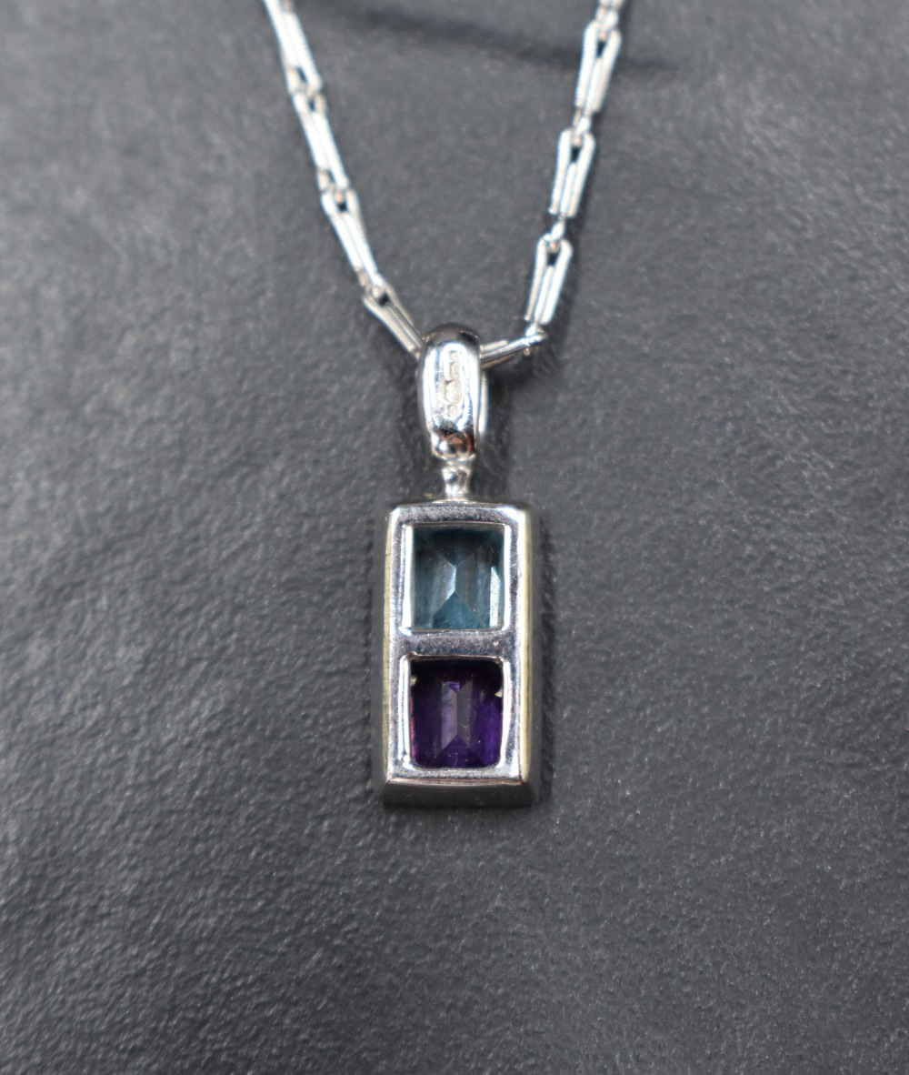 A 9ct white gold pendant having blue topaz and amethyst style stones in a rectangular mount on a 9ct - Bild 2 aus 2