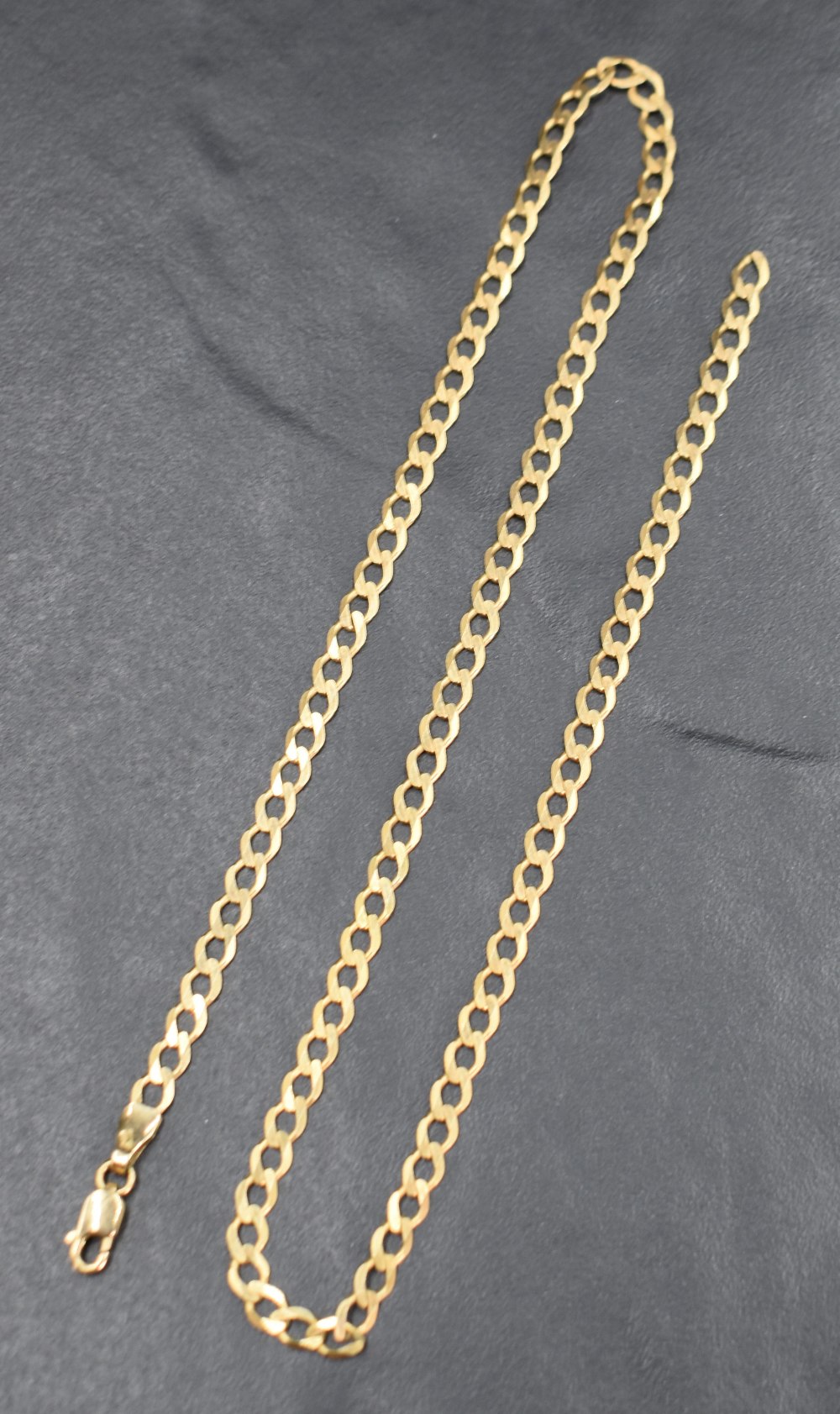 A 9ct gold curb link chain, approx 15' & 4.2g