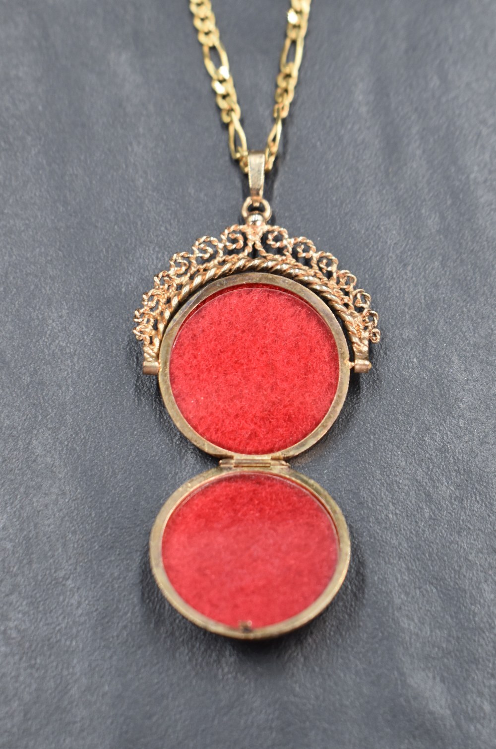 A 9ct gold spinning locket having floral motif engraving with a decorative rope-work frame, on a 9ct - Bild 2 aus 2