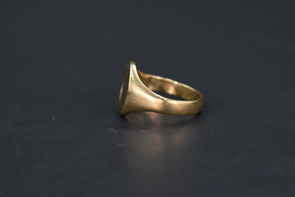 A gent's 9ct gold signet ring having engraved decoration, size S & approx 6.2g - Image 2 of 3