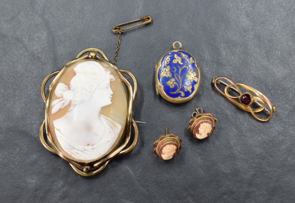 A conch shell cameo brooch depicting a maiden in profile in a pinchbeck mount with a pair of matched - Image 2 of 2