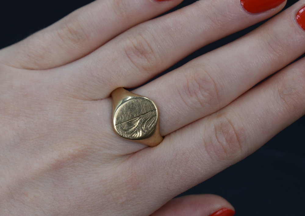 A gent's 9ct gold signet ring having engraved decoration, size S & approx 6.2g - Image 3 of 3