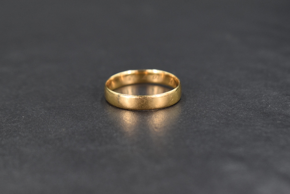 An 18ct gold wedding band bearing inscription inside dated 1913, size P & approx 2.6g