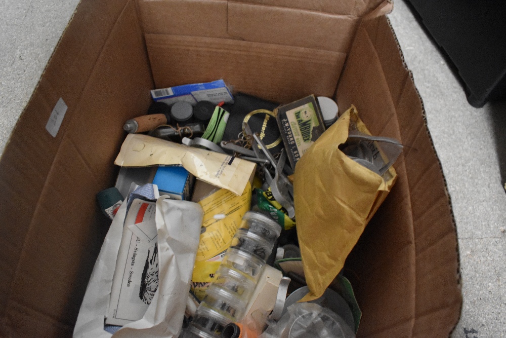 A box of mixed fishing tackle and rig components and a silver fin line winder in original box - Image 3 of 3