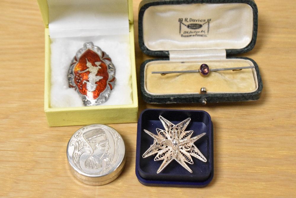 A collection of silver brooches including one of a filigree starburst design and a Thai red enamel - Bild 2 aus 3